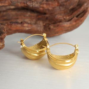 Pendientes <span class=keywords><strong>de</strong></span> aro <span class=keywords><strong>de</strong></span> gota con colgante en forma <span class=keywords><strong>de</strong></span> cesta <span class=keywords><strong>de</strong></span> barco <span class=keywords><strong>de</strong></span> concha <span class=keywords><strong>de</strong></span> perla gruesa chapada en <span class=keywords><strong>oro</strong></span> <span class=keywords><strong>de</strong></span> 18 quilates <span class=keywords><strong>de</strong></span> acero inoxidable para mujeres y niñas - Product Image 5