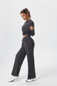 Set coordinato con top sportivo a maniche lunghe con design incrociato e pantaloni a gamba larga con coulisse. - Product Image 6