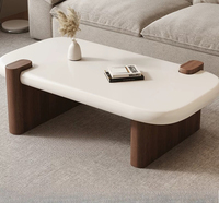 Table basse moderne Japandi en bois de noyer avec plateau irrégulier blanc crème, meuble de salon pour la maison
