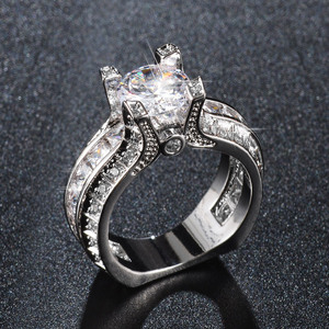 Anello con Grande Pietra Centrale per Donne, Gioielli Eleganti e Scintillanti, Vendita all'Ingrosso - Product Image 2