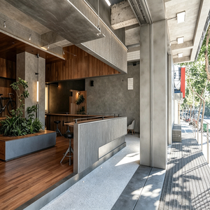 Design d'interni per bar, caffetterie e ristoranti con banconi in legno a venature verticali – Realizzabili su misura - Product Image 3