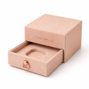 Caja de Joyería de Gamuza Personalizada con Asa de Anillo en Oro Rosa, Inserto de <span class=keywords><strong>Terciopelo</strong></span>, Logotipo Estampado en Caliente, Caja de Regalo Rígida para Joyería - Product Image 1