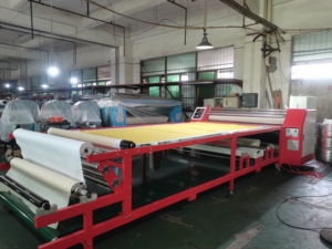 เครื่องรีดร้อนไฮดรอลิกขนาดใหญ่ 1900 มม. แบบลูกกลิ้ง สำหรับงานพิมพ์ลายเสื้อผ้าสิ่งทอ ระบบอัตโนมัติ พร้อมผ้าห่มถ่ายโอนความร้อนแบบซับลิเมชั่น - Product Image 1