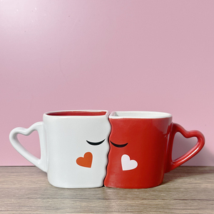 Tasses en céramique personnalisées pour lui et elle, design asymétrique rouge et blanc, cadeau d'amour unique avec logo personnalisé pour la rentrée scolaire - Product Image 6