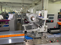 Machine d'emballage flow-pack multifonction à faible coût pour petites entreprises, idéale pour bonbons, chocolats, sucettes et sachets