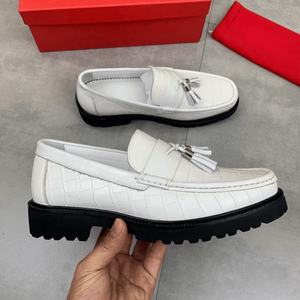 Mocasines de Alta Calidad, Cuero Vacuno Repujado con Patrón de Cocodrilo, Decoración con Borlas, Casuales y Modernos, Transpirables, Ferragamos - Product Image 4