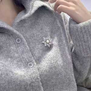Broche en perles d'eau douce flocon de neige d'hiver de haute qualité, nouvelle mode, bijoux de poitrine en forme de fleur, vente en gros et au détail - Product Image 4