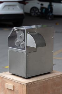 Utilisation commerciale du nouveau presse-agrumes <span class=keywords><strong>de</strong></span> canne à sucre <span class=keywords><strong>de</strong></span> banc en acier inoxydable à rouleaux à quatre axes - Product Image 4