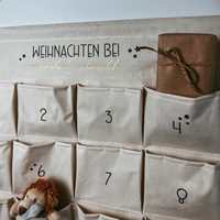 Personalisierter, umweltfreundlicher, handgefertigter Wandbehang mit Siebdruck-Weihnachtsdekor-Design, rot-weißer Woll-Adventskalender für