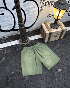 Shorts vintage vert pour homme avec logo personnalisé - Shorts en molleton French Terry délavé à l'acide avec ourlet brut pour le streetwear masculin - Product Image 1