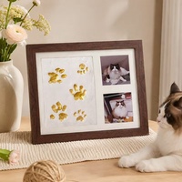 Fournisseur en gros d'un ensemble moderne de cadre photo et de support d'affichage en bois avec empreinte de patte pour animaux de compagnie, pour cadeaux commémoratifs pour chats et chiens