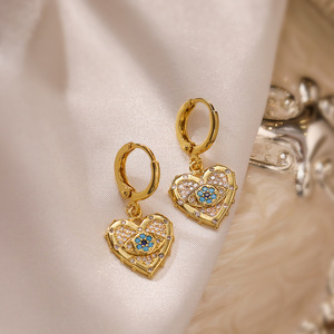 Conjunto de Collar y Aretes con Colgante en Forma de Corazón con Ojo de Demonio, Chapado en Oro Real con Circonio, Moderno y Único - Product Image 3