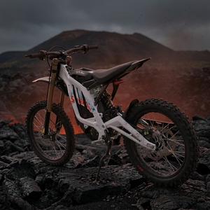 Motocicleta Todoterreno SurRon Light X, Motor de Alta Velocidad de 10 kW, Batería de Litio de Largo Alcance de 72 V y 35 Ah Potencia Aumentada, Aceleración Mejorada - Product Image 1