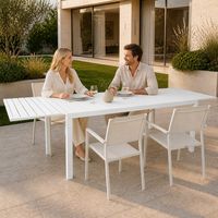 Table à manger extensible blanche, mobilier de patio extérieur moderne, design à lattes pour jardin et divertissements en plein air