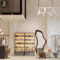 Vitrine de présentation de sacs de luxe, design d'intérieur de magasin de sacs à main, meuble de présentation en métal doré et verre pour sacs à main