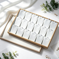 Plateau de présentation de bijoux en cuir brossé doré avec intérieur blanc pour rangement sur comptoir, pour pendentifs, colliers, bagues et boucles d'oreilles