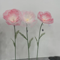 Support de lumière LED personnalisé avec des fleurs géantes en organza, disposition de scène décorative de fête pour Noël et les mariages d'école