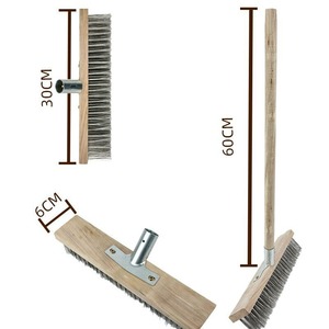 Brosse métallique en acier inoxydable à long manche en bois pour le nettoyage et l'élimination de la rouille sur les sols extérieurs et les patios - Product Image 3
