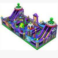 Structure de jeu spatiale combinée avec toboggan requin, parcours à roues, château gonflable, aire d'escalade commerciale, pour fêtes promotionnelles et location