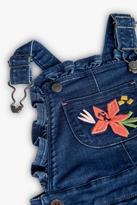 Salopette Corta in Denim <span class=keywords><strong>Blu</strong></span> Scuro Lavato per Bambine con Ricamo Floreale, Bordo Arricciato e Bretelle Regolabili - Product Image 4