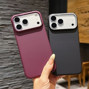 Étui de téléphone Premium en fibre de carbone avec texture effet cuir pour iPhone 18 Pro Max 17 Pro, avec bouton d'objectif métallique, fin et antichoc - Product Image 1