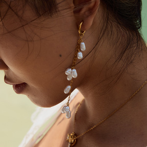 Boucles d'oreilles élégantes à pampilles et perles, plaquées or, design géométrique, bijoux de fête pour femmes - Product Image 3