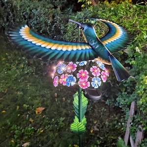 Espiradora de Viento Solar de Metal con Forma de Colibrí y Luz LED de Flor para Decoración de Jardín y Césped Exterior - Product Image 6