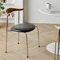 NBHY Chaise de café d'appoint empilable en cuir avec cadre en métal argenté Chaise de salle à manger en corne de vache avec design à dossier ouvert