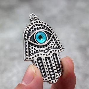 Colgante de mano Hamsa de acero inoxidable con incrustaciones de ojo azul para hombre, collar de regalo - Product Image 2