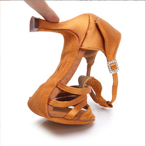 Chaussures de <span class=keywords><strong>danse</strong></span> <span class=keywords><strong>latine</strong></span> en satin avec bride en T tressée, semelle en daim, pour la pratique et la performance de <span class=keywords><strong>danse</strong></span> de salon, salsa, rumba, jazz en intérieur, talons pour femmes - Product Image 6