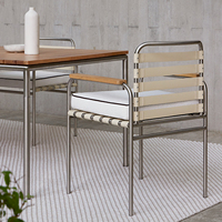 Ensemble de salle à manger d'extérieur moderne en acier inoxydable de qualité marine avec accoudoirs en bois et coussins en tissu technique pour jardin