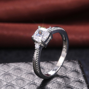 Anelli di Fidanzamento con Diamanti Taglio Principessa per Donne - Product Image 1