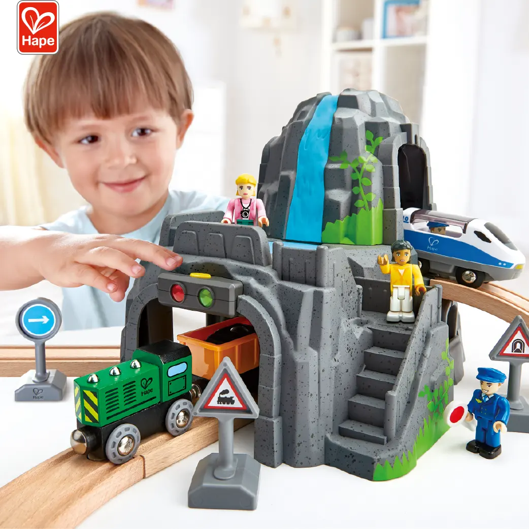 Hape Toys Licht und Ton Mountain Tunnel Set Slot Holzzug Spielzeug Set Eisenbahn