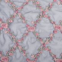 Tissu en maille tricotée à motif losanges avec broderie et applique fleur de pêcher, 100% acrylique, résistant à l'abrasion, Printemps/Été