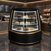 Vitrine de boulangerie d'angle réfrigérée sur mesure, noir mat et or, avec verre incurvé, éclairage LED et 3 étagères