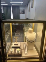 Ensemble de présentoirs à bijoux modernes, durables, de haute qualité et luxueux, en velours gris et métal doré, pour les boutiques de détail, les centres commerciaux et les vitrines.
