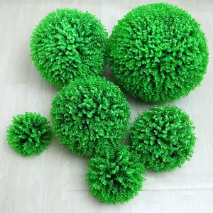 Meilleure vente de plante verte simulée nouveau design de feuille d'eucalyptus artificielle boule d'herbe topiaire pour la décoration de vitrine de magasin