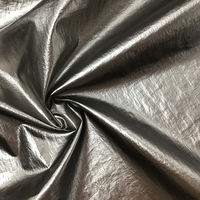 Tissu tissé froissé en nylon 100% pour femmes à la mode classique avec revêtement en polyuréthane de transfert imperméable à la sensation de peau brillante pour une utilisation dans un sac