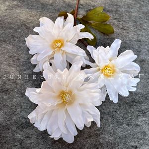 Fleurs de marguerite artificielles à branche unique, pétales en soie, décoration de mariage et de maison - Product Image 1