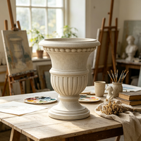 Urne de jardin verticale cannelée style romain, pot de fleurs trophée en résine blanc crème texturée, fait main et peint à la main, style vintage