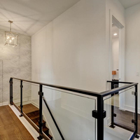 Système de balustrade en verre moderne avec poteaux noirs pour balcon, terrasse et palier