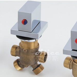 Juego de grifería termostática OEM de tres manijas para bañera, instalación amplia, con cabezal de ducha de masaje, cinco piezas - Product Image 3