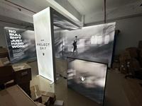 Stand de Exhibición Personalizado de 20x20 con Marco SEG de Doble Cara e Iluminación Trasera para Ferias Comerciales