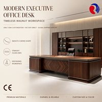 Bureau de direction de luxe avec finition en bois foncé et panneau frontal décoratif géométrique