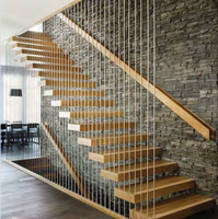 Escalier flottant moderne et garde-corps en verre trempé avec fixations métalliques apparentes, design minimaliste pour villa/maison de luxe