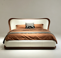 Lit en cuir véritable de style italien de luxe, meubles modernes pour chambre principale, lit double capitonné de taille king avec accents métalliques