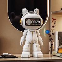 Moderne Astronauten-Roboter-Skulptur aus Kunstharz, handbemalt, mit Digitaluhr, Bluetooth-Lautsprecher, multifunktionale Tech-Deko für den Schreibtisch
