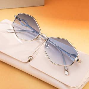แว่นกันแดดทรงเหลี่ยมหรูหราสำหรับผู้หญิงป้องกันรังสียูวี 400 กรอบโลหะแฟชั่นกันแดดสไตล์กลางแจ้งพร้อมเคส - Product Image 3