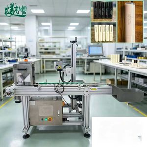Machine de marquage laser entièrement automatique pour étuis à stylos avec convoyeur d'alimentation automatique et fonction de gravure de code d'étiquette GS1 Honest - Product Image 1