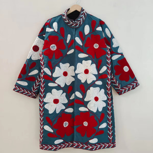 Chaqueta Suzani Bordada a Mano, Abrigo Largo Floral Rojo y Blanco, Estilo Boho Chic, Prenda Artesanal, Chaqueta de Estilo Festivo - Product Image 1
